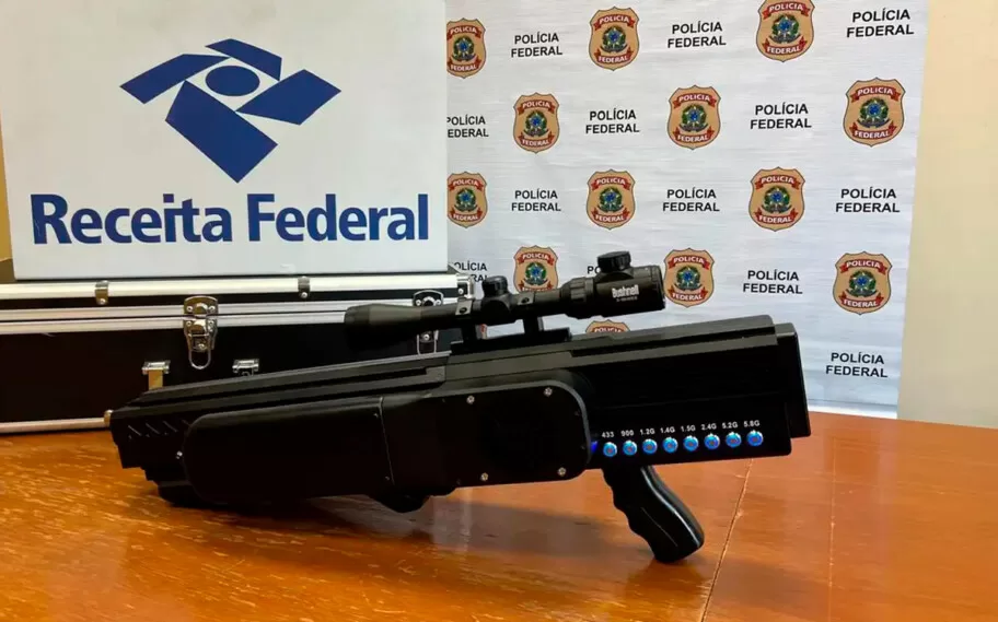 Homem é Preso no RJ ao Retirar Fuzil Anti-Drones nos Correios: Ação Conjunta da PF e Receita Federal