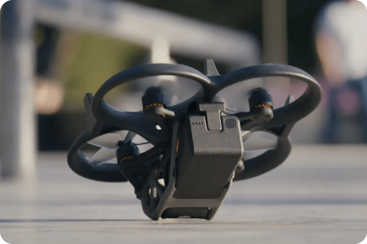 Drone FPV DJI Avata 2 pousado com dutos integrados