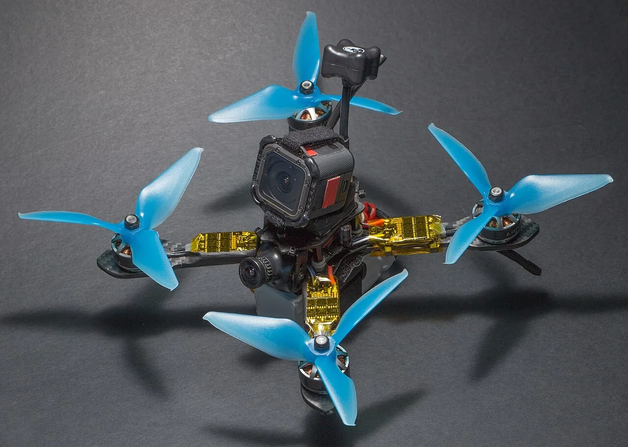 Drone FPV de 5 polegadas com câmera e transmissor de vídeo montados