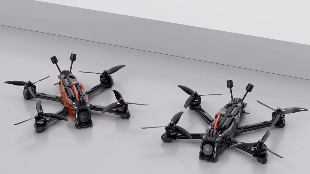 Drones FPV com geometria Deadcat e Wide X lado a lado
