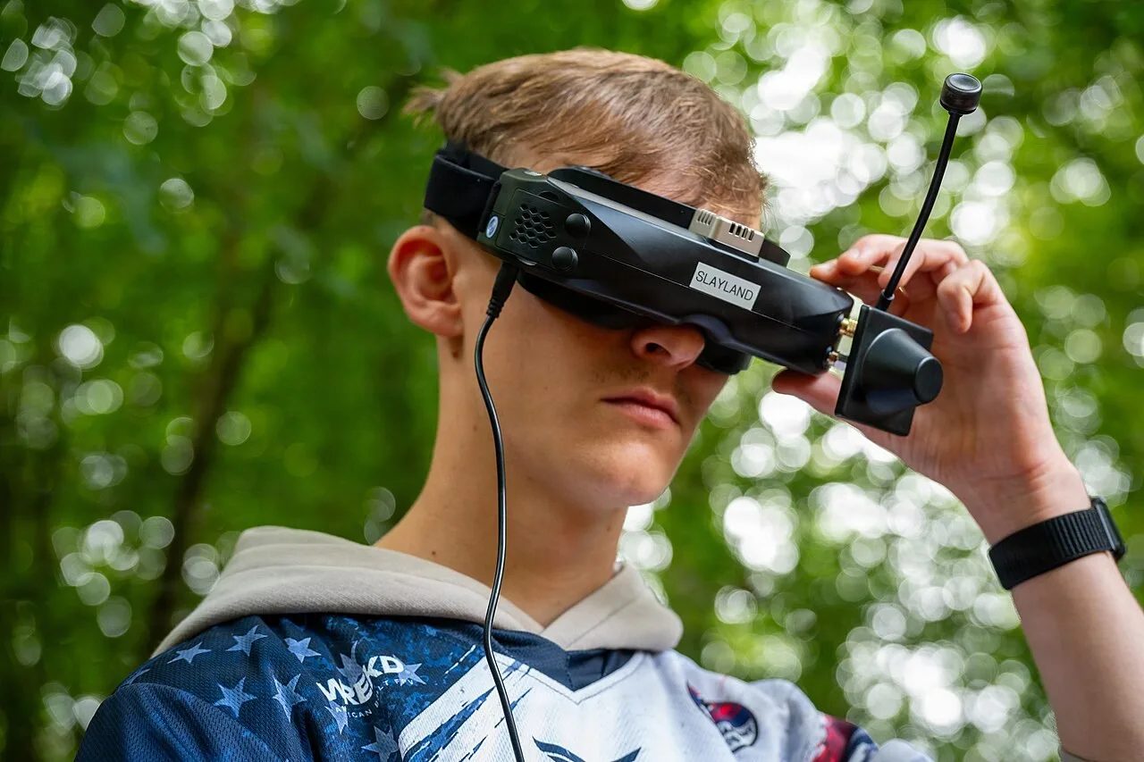 Piloto ajustando óculos FPV durante competição de corrida de drones